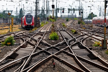 VOZ UDARIO KAMIONET NA PRUŽNOM PRELAZU Saobraćajna nesreća kod Pirota