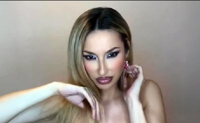 RADA MANOJLOVIĆ BEZ BRUSHALTERA ŠOKIRALA MREŽE! Povlačila bretele, zavodila kameru i slala vruće pogelde (FOTO)