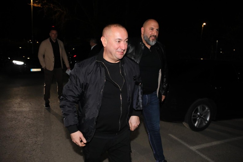 ĐANI ULETEO U STAN BAKE PRASETA Jutjuber spavao, nije znao šta mu se sprema! (VIDEO)