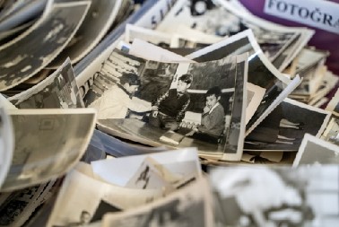 NA BUVLJAKU PRONAŠLA STARE PORODIČNE FOTOGRAFIJE  Kada se malo bolje zagledala u dete sa slike, srce joj je zadrhtalo