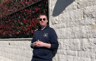 GEJ AFERA PEVAČA TRESE REGION! Voditelj ga javno raskrinkao, a on ga hitno pozvao: "Molio me je"