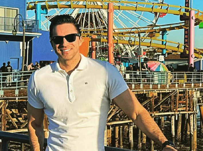 VODITELJ SE VRATIO U SRBIJU NAKON 10 GODINA BEKSTVA Imao zabranu ulaska u državu, a sada ga sačekalo iznenađenje (FOTO)