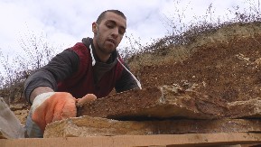 PONOSAN SAM ŠTO SAM POTOMAK VELIKOG VOJSKOVOĐE Živojin Mišić rukama iz kamenoloma vadi kamen, zarađuje hleb sa sedam kora