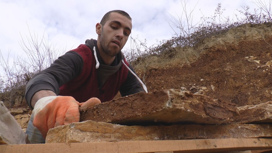 PONOSAN SAM ŠTO SAM POTOMAK VELIKOG VOJSKOVOĐE Živojin Mišić rukama iz kamenoloma vadi kamen, zarađuje hleb sa sedam kora