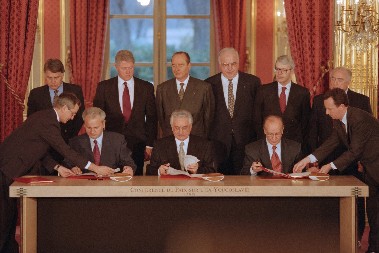 MILOŠEVIĆ, IZETBEGOVIĆ I TUĐMAN Danas se navršava 30 godina od potpisivanja Dejtonskog mirovnog sporazuma