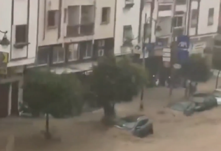 BUJIČNE POPLAVE NOSILE TELA, ODSEČENI PUTEVI! Život im preko noći postao horor, scene slamaju srca (VIDEO)