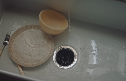 NE UNIŠTAVAJTE CEVI HEMIKALIJAMA, SIRĆETOM I OSTALIM JAKIM SREDSTVIMA Ova stvar iz frižidera otpušava sudoperu na keca