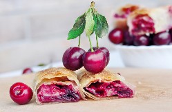 DOMAĆA PITA SA VIŠNJAMA OD GOTOVIH KORA Ješćete je za doručak, ručak i večeru