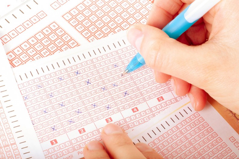 PREPRODAJU LISTIĆE ZA 10.000 EVRA! Opšta pomama za novogodišnjom lutrijom, evo šta je glavna nagrada