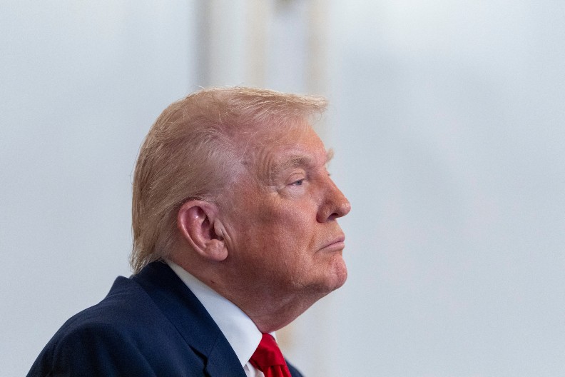 "SAČEKAJTE MALO..." Tramp prekinuo sastanak – razlog iznenadio sve