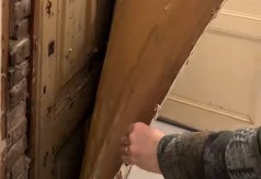 STARA KUĆA JE KRILA JEZIVU TAJNU Skinuli gipsanu ploču sa zida - ono što su otkrili LEDI KRV U ŽILAMA! (VIDEO)