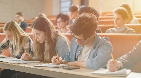 SRBIJA TREĆA NA SVETSKOJ RANG-LISTI! Mladi Srbi ispod 30 godina srećniji nego njihovi vršnjaci u nordijskim zemljama