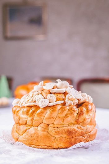 OTAC PREDRAG POPOVIĆ OTKRIO GDE DOMAĆINI GREŠE Evo da li slavski kolač treba lomiti u crkvi ili kod kuće