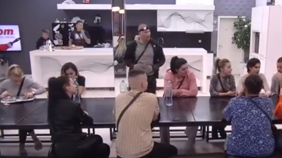 BIVŠI ZADRUGAR U KRASTAMA Nosio je perike i miniće, a sada je neprepoznatljiv: "Grozno je" (FOTO)