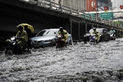 LJUDI BEŽALI NA KROVOVE, BUJICE UNIŠTAVALE KUĆE Broje se mrtvi nakon razornih poplava na Tajlandu