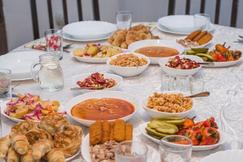 SRPKINJA SPREMALA TORTU ZA SVETOG NIKOLU, A ONDA JE USLEDIO ŠOK Kad je uporedila slike – internet je EKSPLODIRAO!