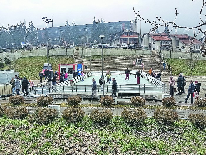 OVO JE PRELEPO, DO SADA SMO TO GLEDALI SAMO NA TELEVIZIJI Prvi put Nova Varoš dobila klizalište