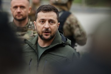 KADA GORI JUG, LETE GLAVE Zelenski menja vojni vrh u trenutku najveće krize