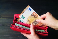 Muž je ubacio poruku ženi u novčanik – svi plaču od smeha kad vide šta joj je napisao (FOTO)