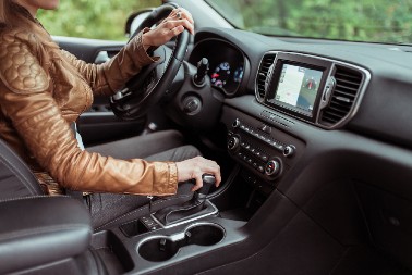 JEDNA NAVIKA UNIŠTAVA MENJAČ U AUTOMOBILU Svi vozači ovo rade, a šteta može da bude ogromna