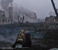 KOPNENA "ZVER" RASPALILA NA ZGRADU, UNUTRA SU VOJNICI... Ukrajinski grad razoren, scena je sablasna! (VIDEO)