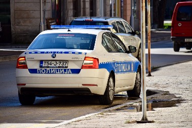 BRUTALNA OSVETA VLASNIKA LOKALA Metalnom šipkom im smrskao lobanje jer su mu maltretirali konobaricu, jednom se bore za život