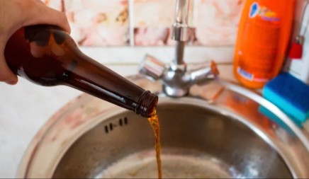 SRBI MASOVNO PRAVE OVU GREŠKU U KUHINJI! Nikako ne sipajte OVU TEČNOST u sudoperu – posledice mogu biti KATASTROFALNE