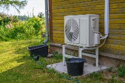 MAJKO MILA, PA OVO JE MOGUĆE SAMO NA BALKANU Vlasnik ugradio klimu na neverovatnom mestu - ljudi ne veruju svojim očima! (FOTO)