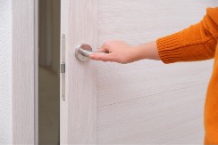 NISU BAPSKE PRIČE Ako radite jednu stvar čim uđete u kuću, privlačite neuspeh - pare će vam kliziti iz ruku, stalno ćete biti "zaglavljeni" u mestu