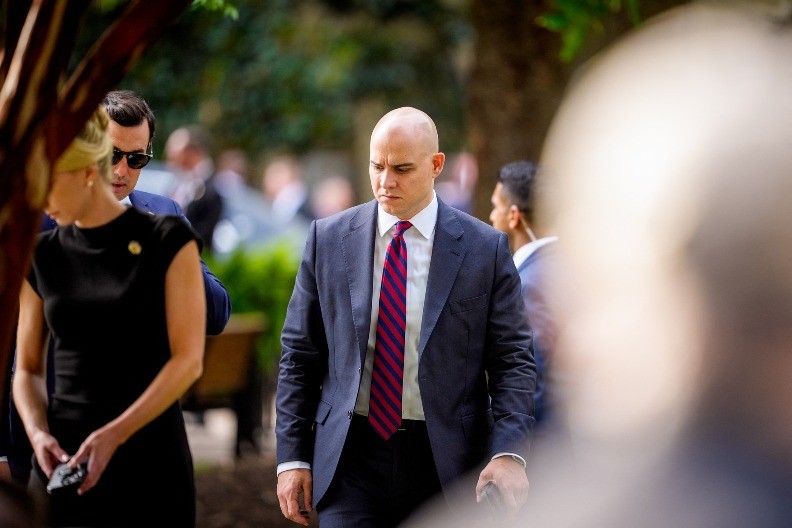 KO JE NEVIDLJIVI MOĆNIK BELE KUĆE: Obaj momak je Trampov "BESNI PAS“