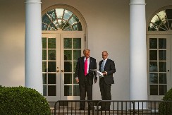 ZOVU GA "BESNI PAS", NJEGOVO IME IZAZIVA STRAH MEĐU REPUBLIKANCIMA Ko je Trampov "moćni čovek iz senke"? (FOTO)