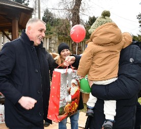 NOVOGODIŠNJE ČAROLIJE I PAKETIĆI ZA DECU SAVSKOG VENCA: Park otvorenog srca mesto praznične radosti za više od 2.500 mališana