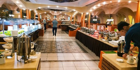 VIC DANA Ode Mujo u restoran i sedne za ''švedski sto'' pa počne da jede...