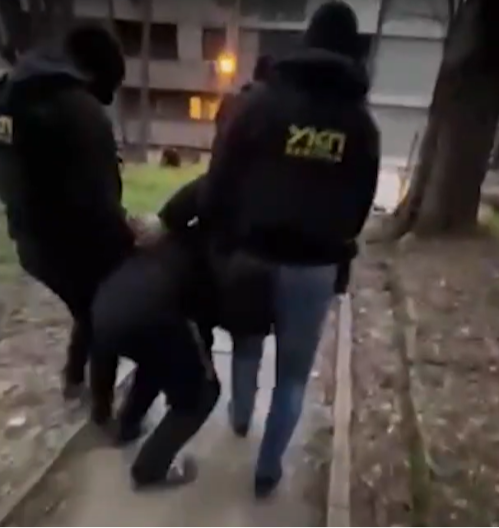 NAPADAČA VEZANOG LISICAMA SPROVODE KROZ PARK Pogledajte snimak hapšenja zločinca sa Novog Beograda