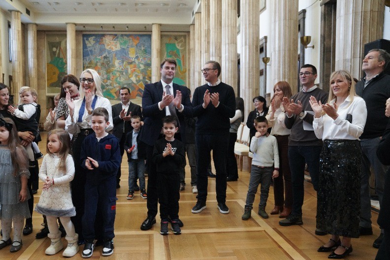 PRELEPI PRIZORI IZ PREDSEDNIŠTVA! Predsednik Vučić podelio paketiće deci (FOTO/VIDEO)