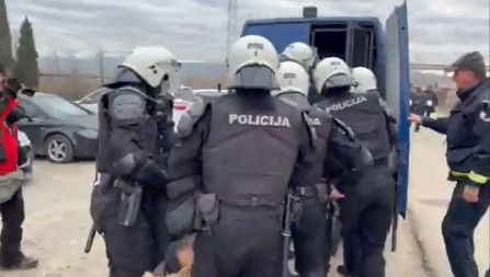 "300 ĆE UHAPSITI, NOVIH 300 ĆE DOĆI!" Botunjani blokirali kružni tok ka Aerodromu Podgorica