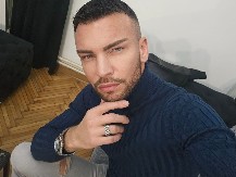 Nije više zalizana, uredna punđa popularana, ona odlazi u zaborav: Poznati frizer Peđa Božić otkriva kojih 5 frizura će biti kraljice novogodišnje noći