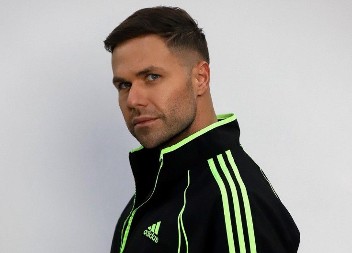 Kakve skalamerije, kakva izmišljanja i ludorije, samo ovo: Frizure koja poznati frizer Stevan Radivojević preporučuje za Novu godinu, jasan je u jednoj stvari