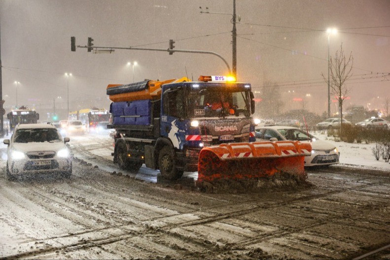SNEŽNA OLUJA PARALISALA POLJSKU Kolona od 20 kilometara ZAGLAVLJENA na auto putu!
