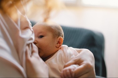 ALKOHOL TOKOM DOJENJA? Evo šta treba da znate ako želite da nazdravite večeras, eksperti upozoravaju na ovo