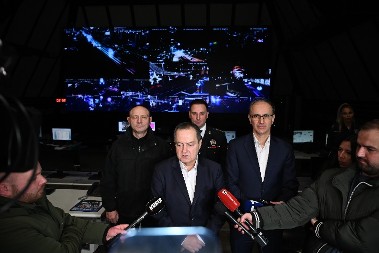 DRŽAVNI VRH U NOĆNOJ POSETI POLICIJI U BEOGRADU Premijer i ministar obišli centar MUP-a