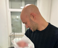 POZNATI PEVAČ DOBIO ĆERKU U NOVOGODIŠNJOJ NOĆI Objavio prvu fotografiju bebe