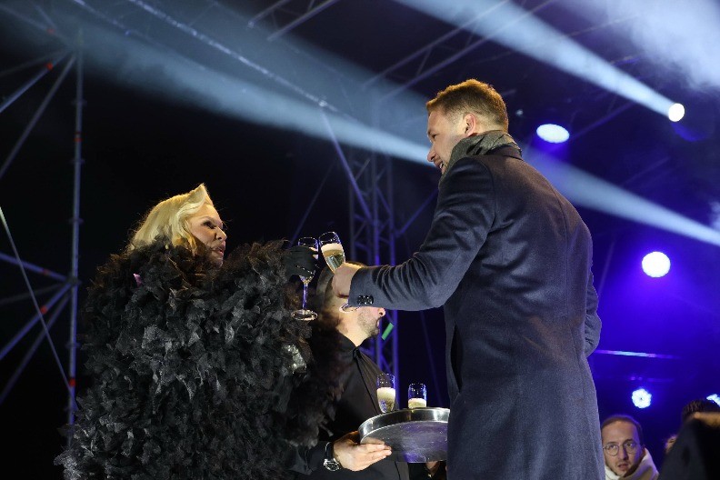 BEKVALČEVA TAČNO U PONOĆ POLJUBILA OVOG POLITIČARA Njemu prvo čestitala!