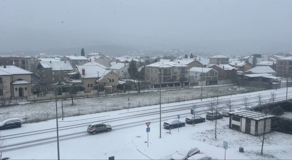 GODINAMA NIJE OVAKO VEJALO Snežna mećava u Podgorici, grad pod belim pokrivačem