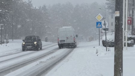 RHMZ IZDAO UPOZORENJE, NAJAVLJEN SNEŽNI POKRIVAČ OD 10 DO 20 CENTIMETARA Ovi delovi zemlje na udaru, apelovali i na vozače 