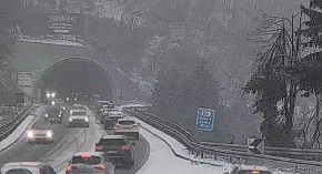 "OVO JE HAOS, NIKO NE MOŽE DA MRDNE" Kilometarska kolona na ulazu u ovaj srpski grad! (FOTO)