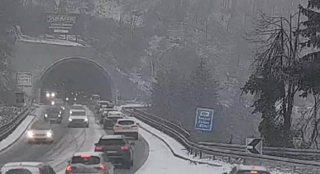 "OVO JE HAOS, NIKO NE MOŽE DA MRDNE" Kilometarska kolona na ulazu u ovaj srpski grad! (FOTO)