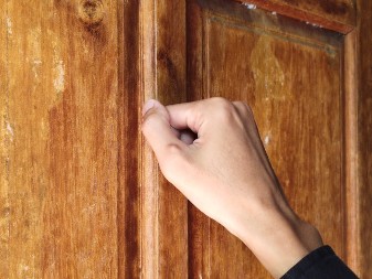 NEKO IM JE ZAKUCAO NA VRATA ZA BOŽIĆ Otvorili su i život im se potpuno promenio - ništa više nije izgledalo isto 