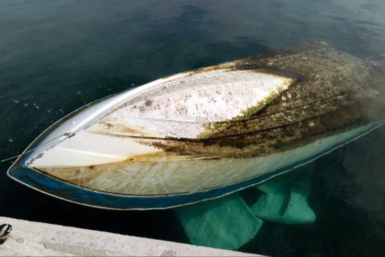 TRAGEDIJA! Prevrnuo se čamac, stradalo najmanje 25 ljudi!