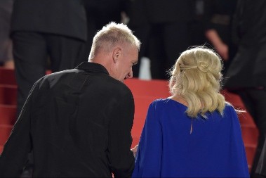 Pevač rasturio brak zbog ženine prijateljice: Svi se zgražavaju, kažu da zaslužuje zgodniju i lepšu!